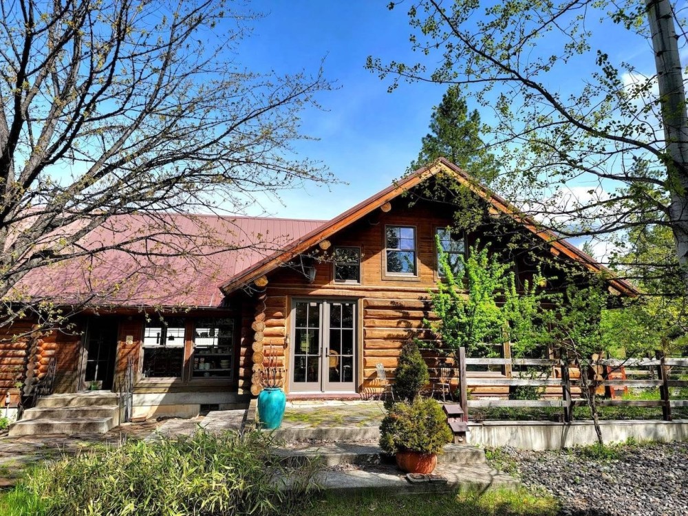 Magical Mountain View Log Home featured image