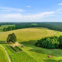 186 - Acres in Macon County Tennessee - Exquisite Farmhouse on Expansive Land