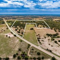 11934 US-77 in Hallettsville