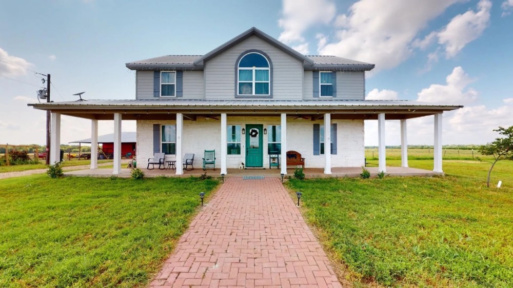 129-Acre Country Home in Riesel TX for Sale featured image