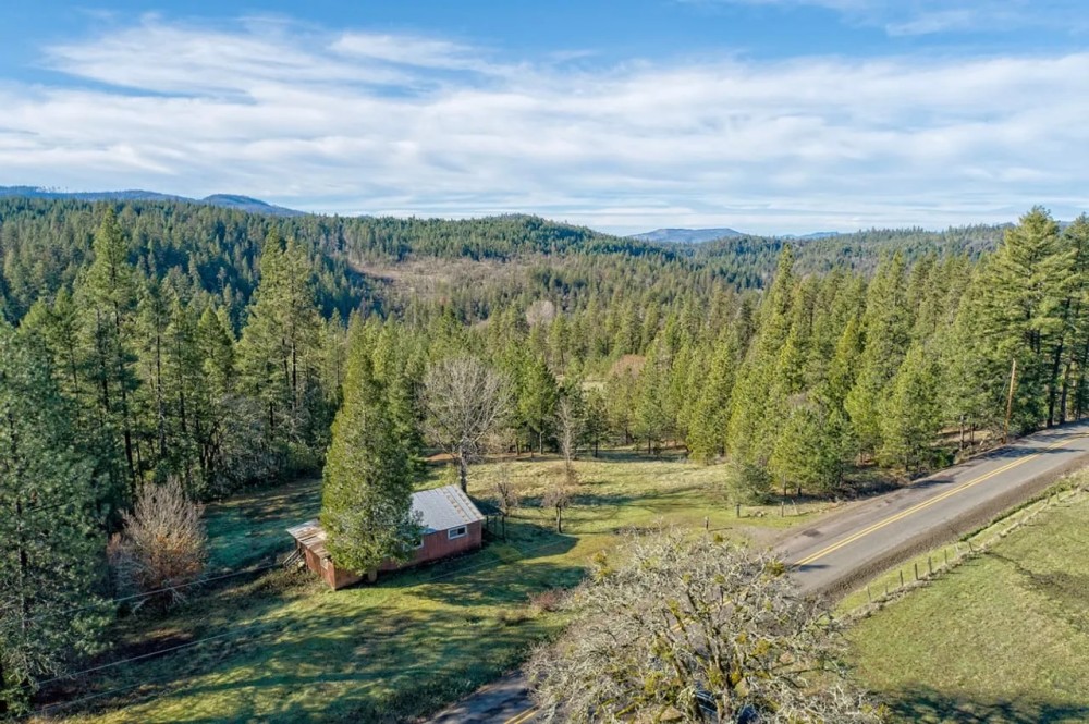 2526 Cobleigh Rd Eagle Point OR featured image