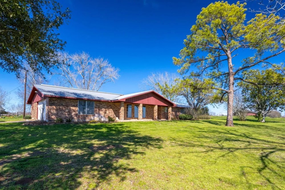 517 Jahn Lane in Schulenburg featured image