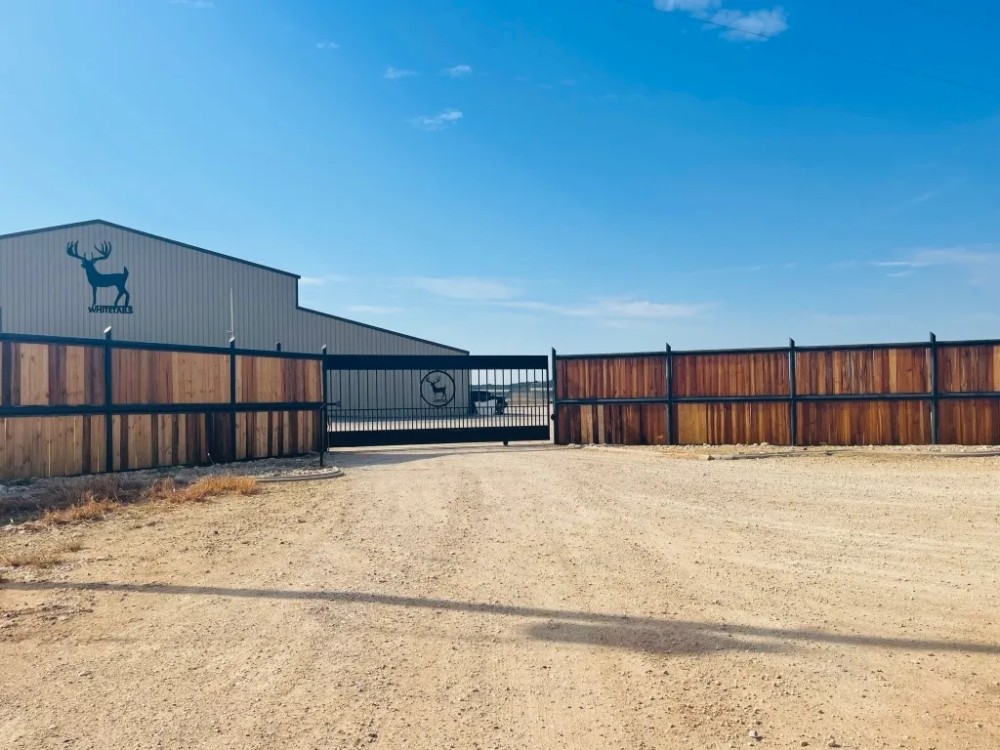 610 - Acres with 3 Homes Indoor pool Arena High fenced Excellent Horse Facilities featured image