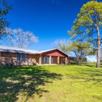 517 Jahn Lane in Schulenburg