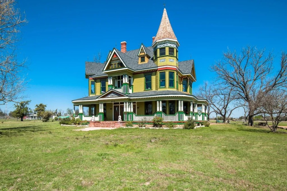 Amazing Victorian Home and Horse Property featured image