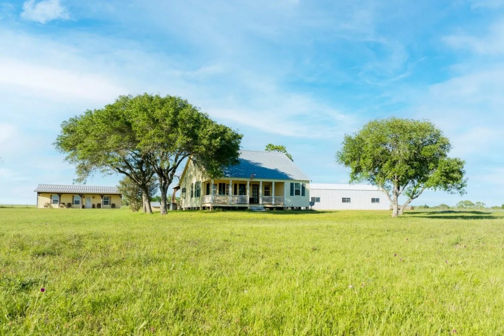 4575 FM 530 in Hallettsville featured image