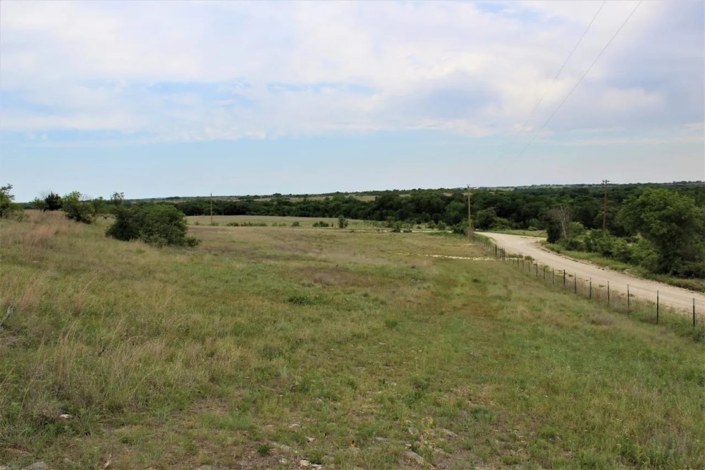 Country living opportunity with water well and electric available featured image