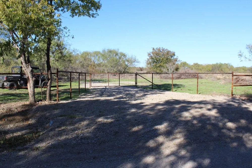 Rural homesite with great oak trees and short commute to DFW featured image