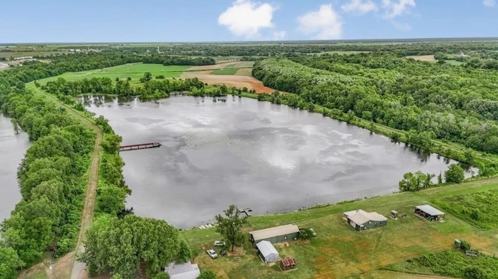 Hunting Land with Bass Lake in Humphreys County featured image