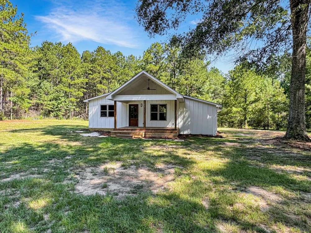 Newly Renovated Country Home on 20 Acres of Land featured image