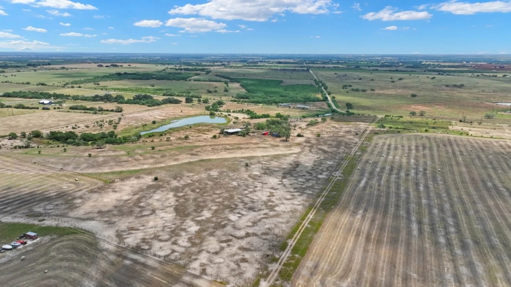 Rural Charm Near Floresville 20.66 Acres in Poth School District featured image