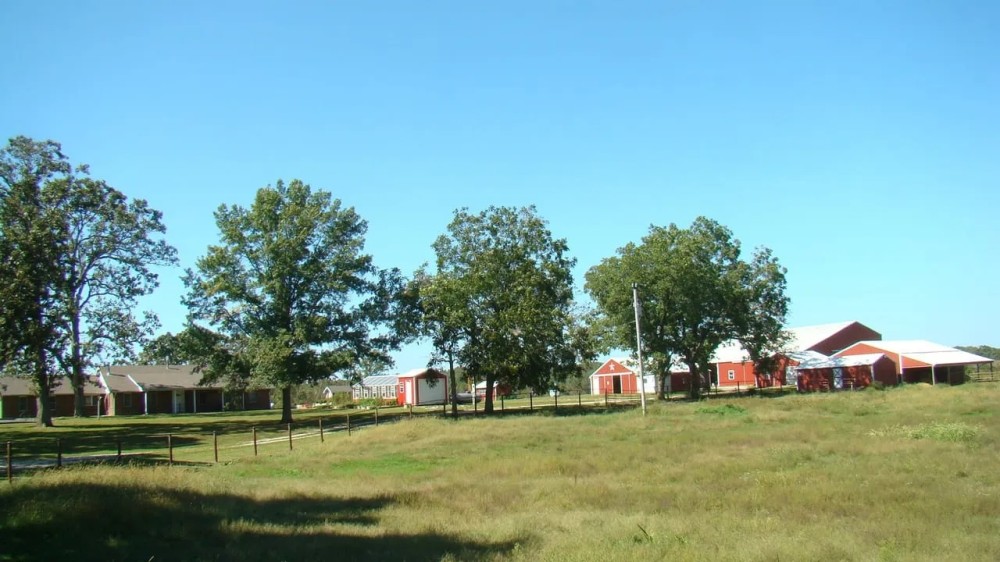 263 Acres 2 Homes Several Outbuildings Fenced Cross Fenced Howell County featured image