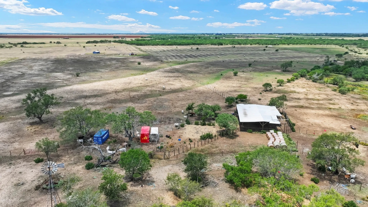 Rural Charm Near Floresville 20.66 Acres in Poth School District