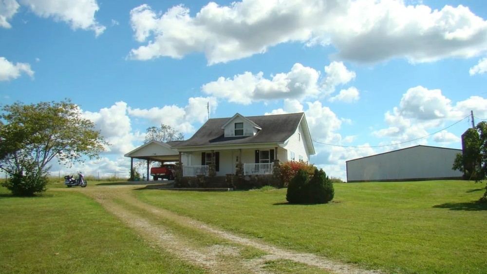 193 Acres Joins Mark Twain National Forest Springs Fenced Hayfields 4 Bed 1Bath Home Shop featured image
