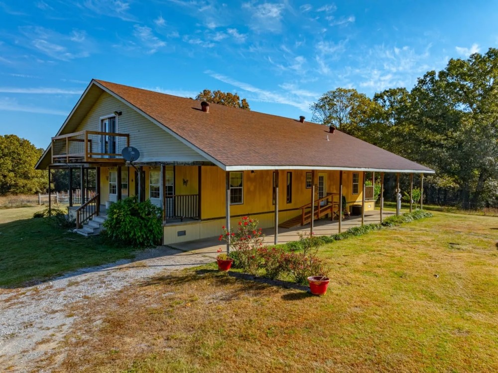 5 Bedrooms 4.5 Bath Over 5 437 under roof 57 - Acres Pond Cave City Arkansas featured image