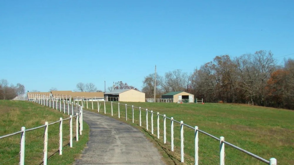 17.7 Acres 4 Bed 3 Bath Sunroom 30x40 4 stall barn Howell County featured image