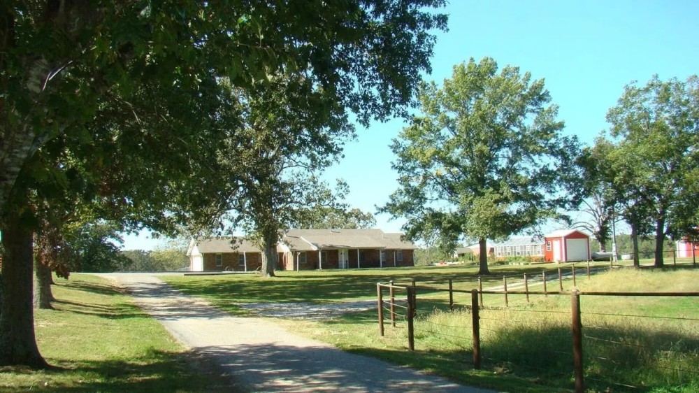 40 Acres 3Bed 2Bath Horse Barn Shop Hay Barn Ponds Howell County featured image