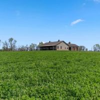 Beautiful Home And Barn On Acreage Near Clever images 2