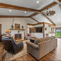 Beautiful Home And Barn On Acreage Near Clever images 4