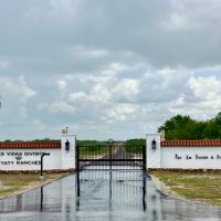 Parr los horcones de tres vidas gate front