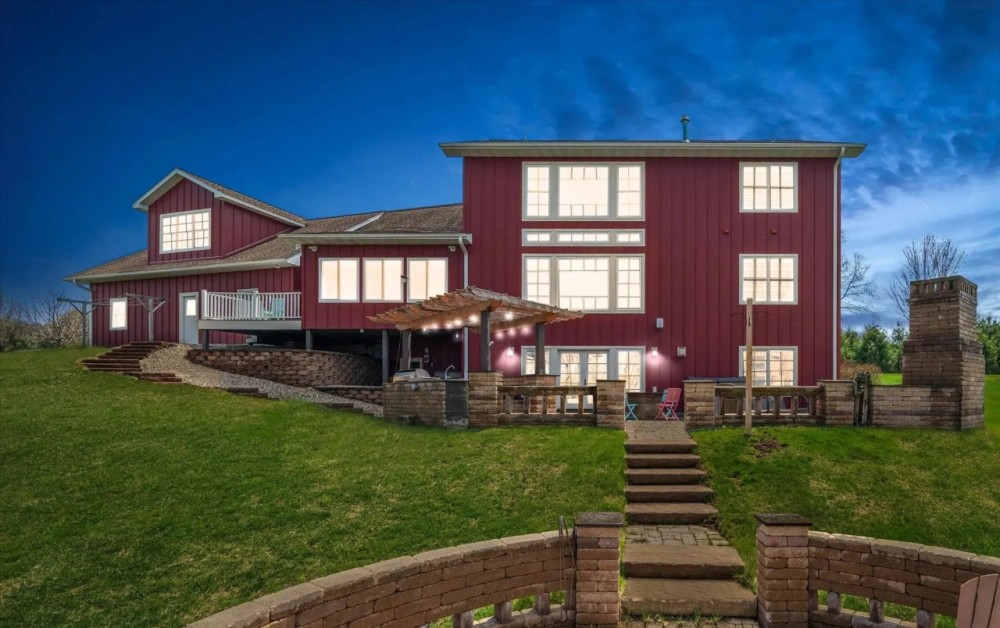 Luxurious Executive Compound for Sale in Southwest Wisconsin featured image
