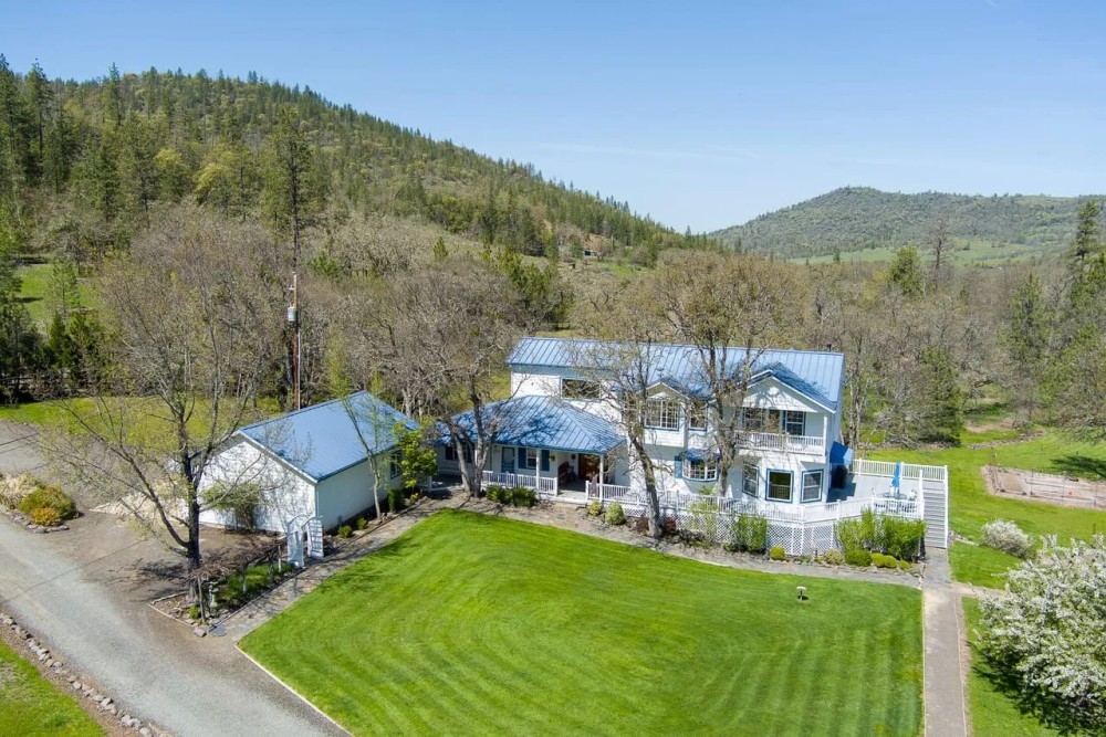 7555 E Antelope Rd featured image