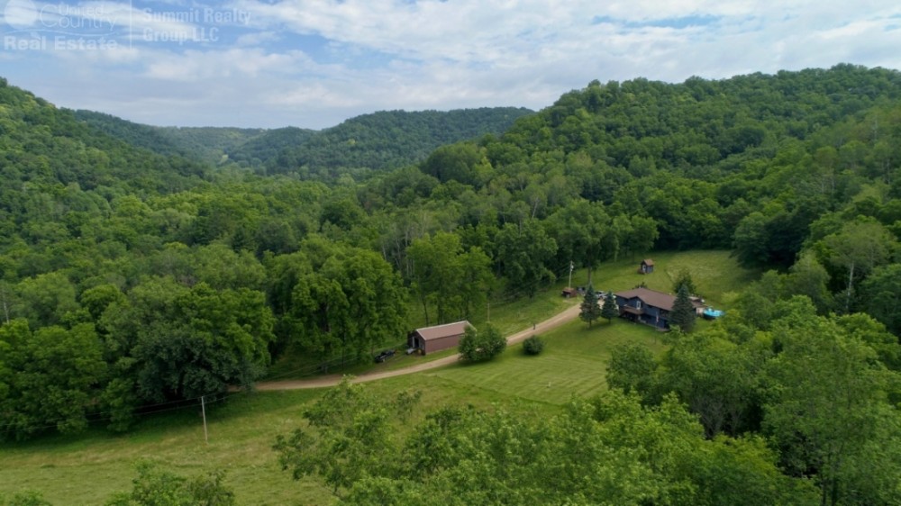 Exquisite Country Retreat in La Crescent  MN featured image